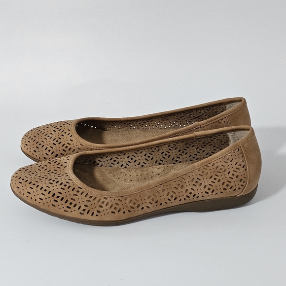 Vintage 7 Eight Carcy Tan Faux Leather Perforated Flats Size 10 - Picture 4 of 8